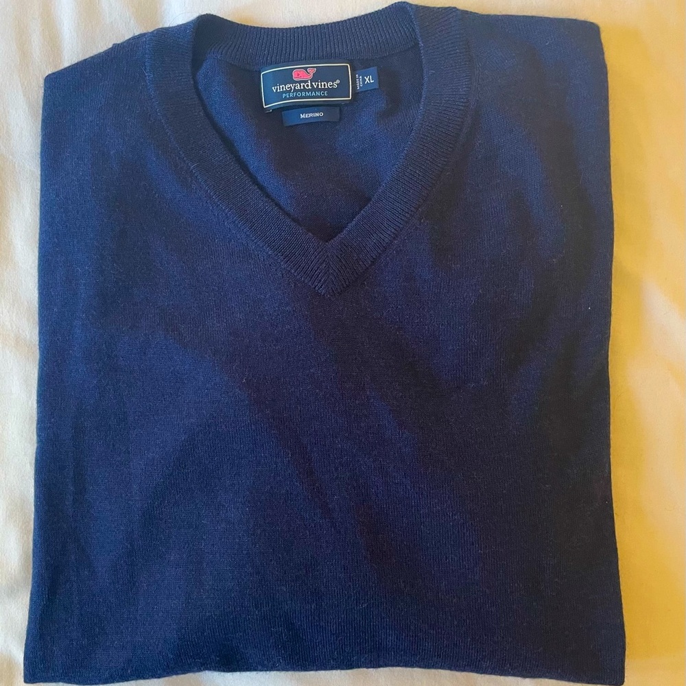 Vineyard Vines Navy Performance v-neck Sweater. Size XL, Extra Large. Like New